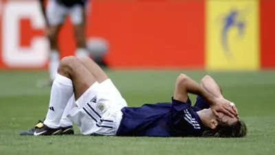 خيبة أمل لاعب الأرجنتين ماوريسيو بوتشيتينو بعد الخروج من الدور الأول في مونديال 2002.
