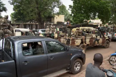 Des membres de la junte militaire arrivent au ministère malien de la Défense à Bamako, le 19 août 2020, au lendemain de l&#x27;arrestation par l&#x27;armée du président malien Ibrahim Boubacar Keïta et de sa démission officielle. 