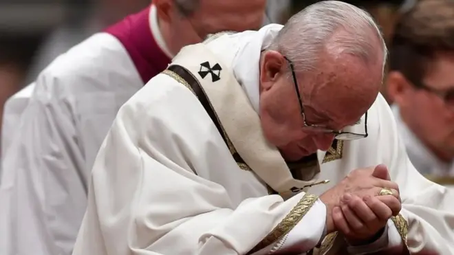 Pope Francis prays during a Christmas Eve Mass at St Peter&#x27;s Basilica in the Vatican. Photo: 24 December 2017