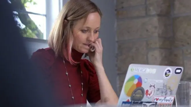 ظهرت وثيقة مسربة في أستراليا عام 2017 توضح فيها فيسبوك كيف يمكن استغلال مشاعر المراهقين في استهدافهم بالإعلانات