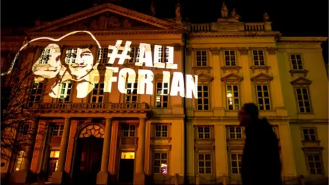 AFP Image of couple on city hall, 20 Feb 19